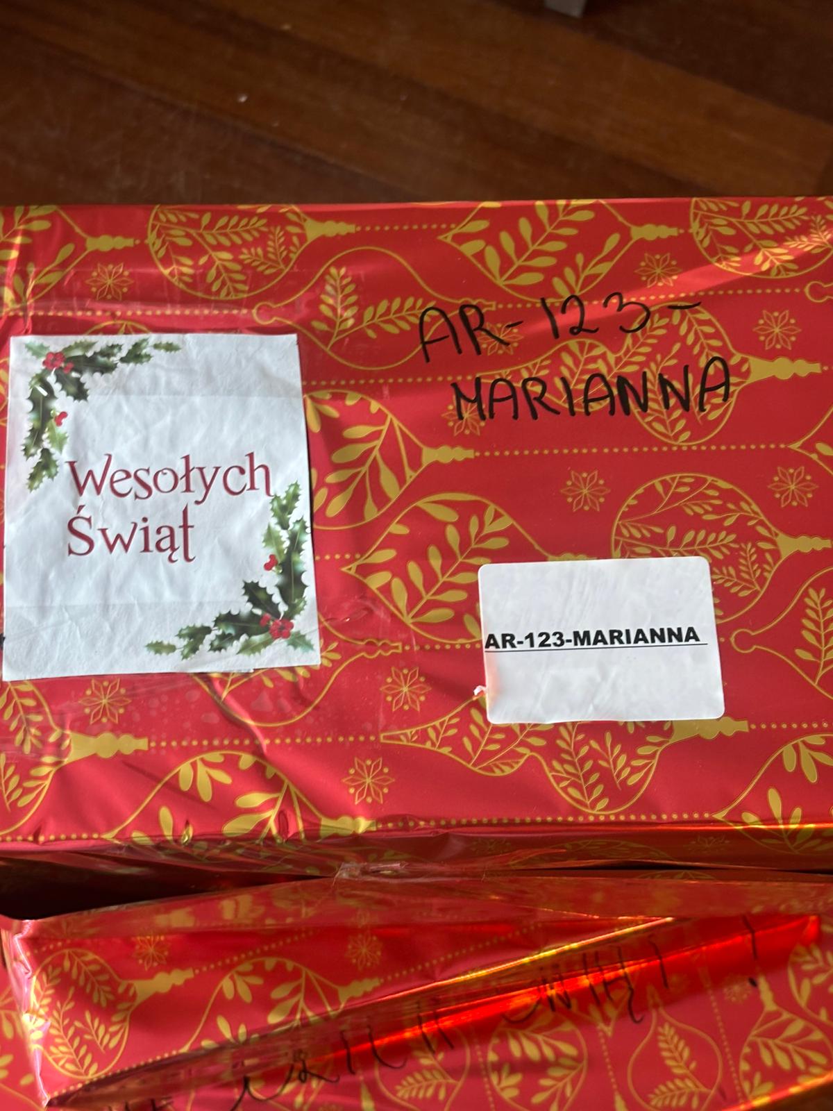 Zapakowany prezent z dedykacją dla Pani Marianny